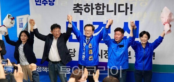 장제환 예비후보 등과 함께 만세를 부르는 민경선 후보/투어코리아뉴스 김경남 기자