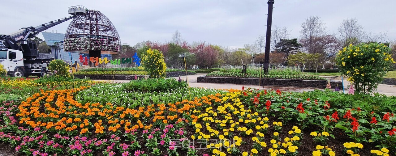 함평엑스포공원에 설치된 대형 꽃탑/사진-함평군