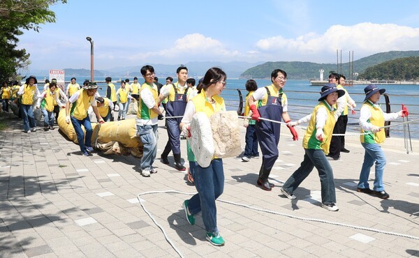 20일 천성항에서 신천지자원봉사단 부산경남서부지역 연합회가 ‘자연아푸르자’ 캠페인을 진행하는 가운데 쓰레기를 수거하고 있다/사진제공=신천지자원봉사단 부산서부지부.