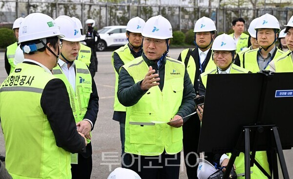 유정복 인천광역시장이 22일 인천항 내항 5부두에서 자동차 수출현황 등을 점검하고 있다.