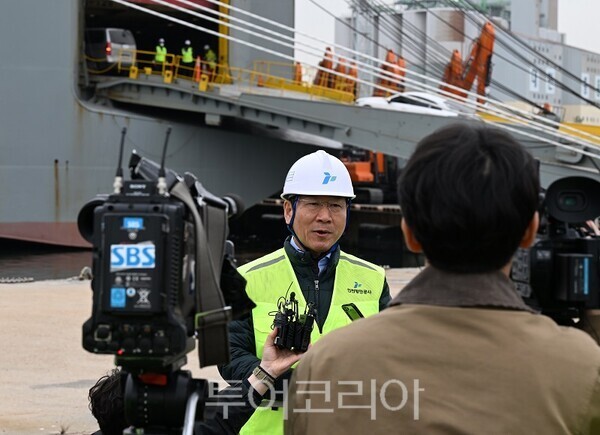 유정복 인천광역시장이 22일 인천항 내항 5부두에서 자동차 수출현황 등을 점검하고 언론인터뷰를 하고 있다.