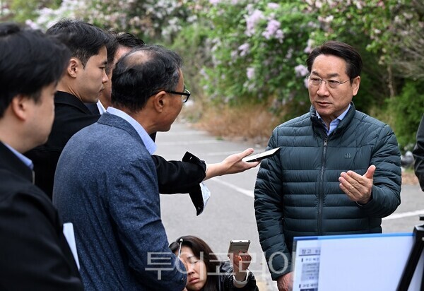 유정복 인천광역시장이 22일 연안아파트에서 이주지원 사업 추진현황을 점검하고 있다.