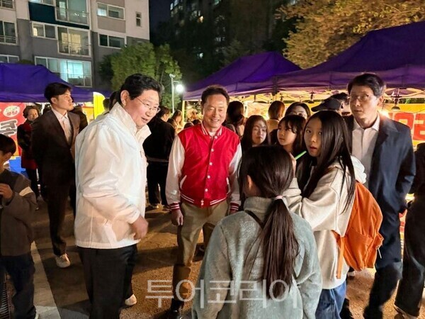  야시장에서 청년들고 소통하는 이상일 시장/투어코리아뉴스 정명달 기자