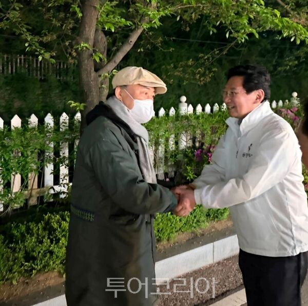 야시자을 찾은 어르신과 인사하능 이상일 시장/투어코리아뉴스 정명달 기자