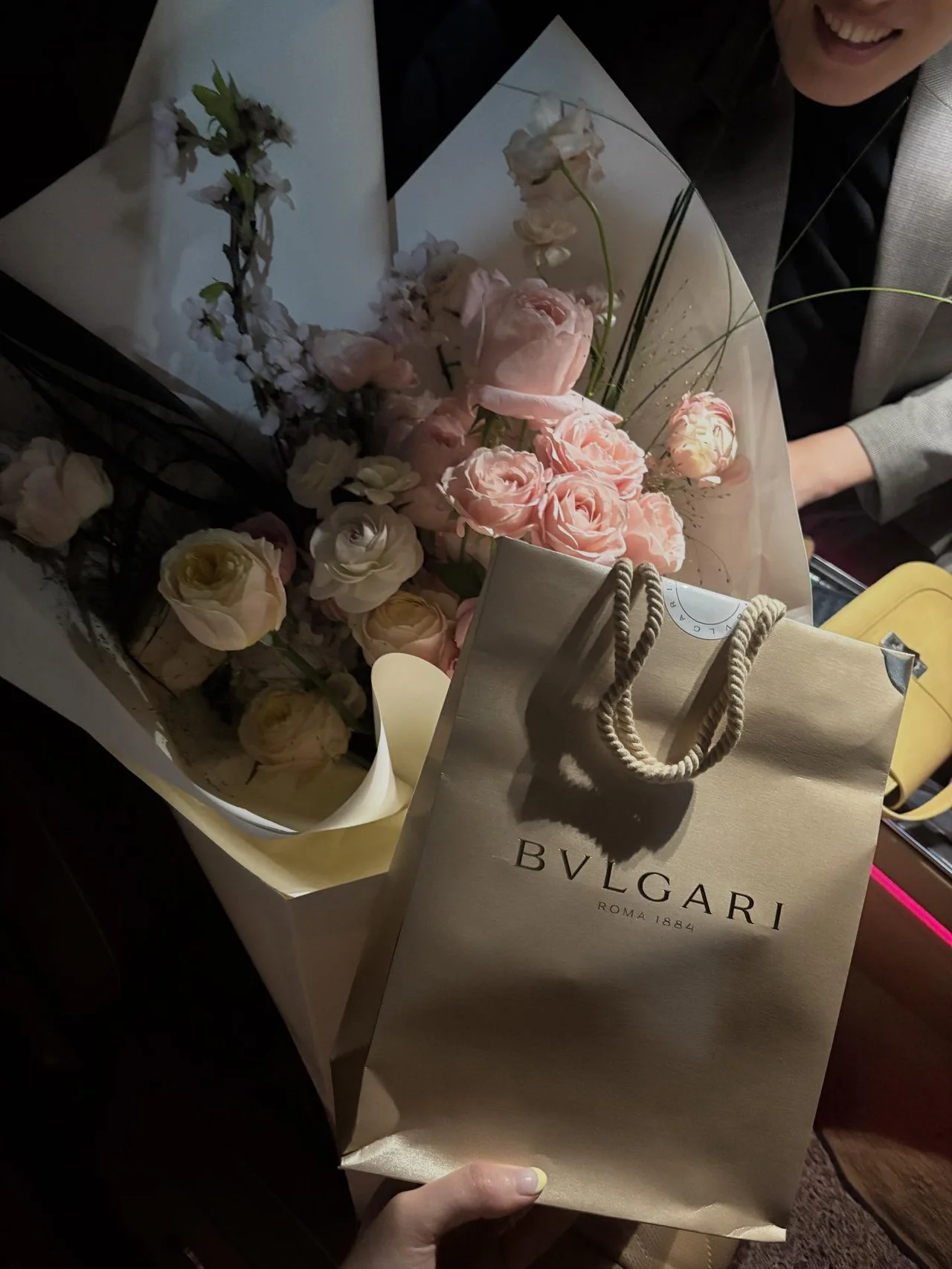 꽃다발을 안고 환하게 웃는 류화영의 드레스 상반신 컷 / 사진=류화영 인스타그램 (@hwayoung_ryu_93)