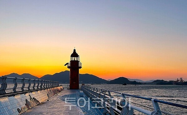 삼천포구항동방파제 등대 일몰 모습(제공= 한국항로표지기술원)