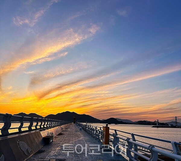 삼천포구항동방파제 등대 일몰 모습(제공= 한국항로표지기술원)