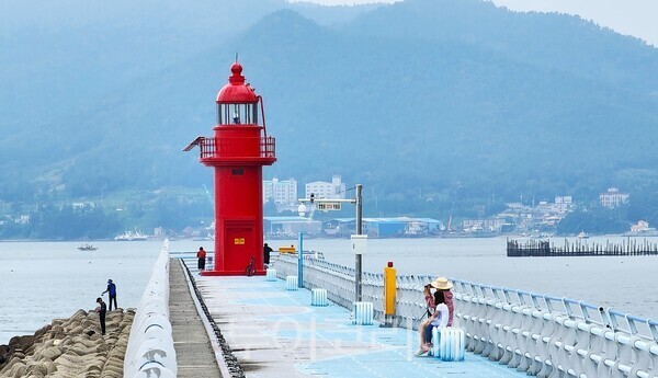 삼천포구항동방파제 등대 일몰 모습(제공= 한국항로표지기술원)