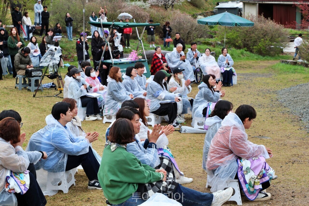 열린관광지 황매산군립공원에서 참가자들은 비긴어게인 공연을 즐겼다 /사진-한국관광공사