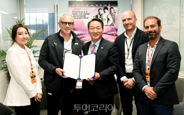 6일 일본을 전격 방문한 유정복 인천시장이 스즈카 그랑프리에 참석 중인 포뮬라 원 그룹(Formula One Group)의 스테파노 도미니칼리(Stefano Dominicali) CEO 등 F1 책임자 등을 만나 F1 인천 그랑프리 개최 의향서를 전달하고 있다