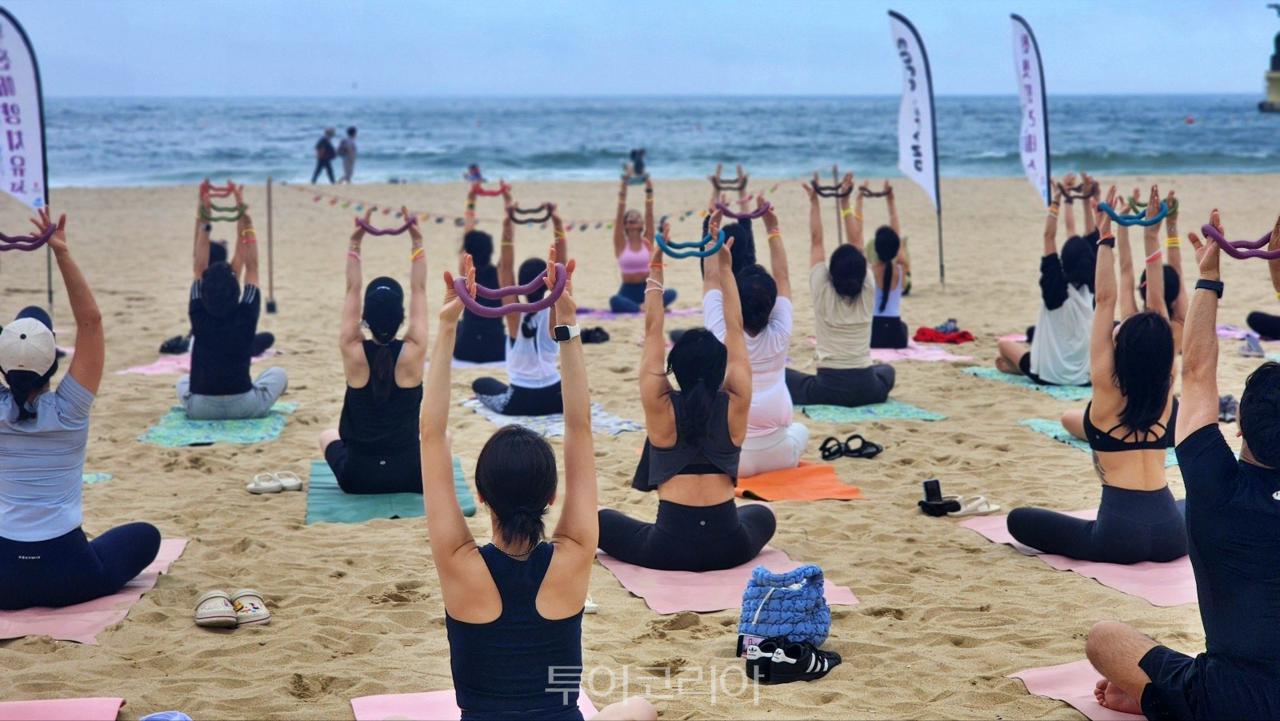 선셋 필라테스 모습 / 사진-부산관광공사