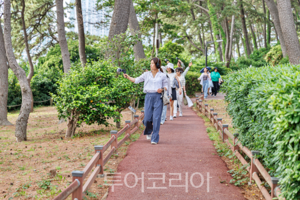 해양치유 프로그램 사운드워킹에 참가한 사람들 / 사진-부산관광공사