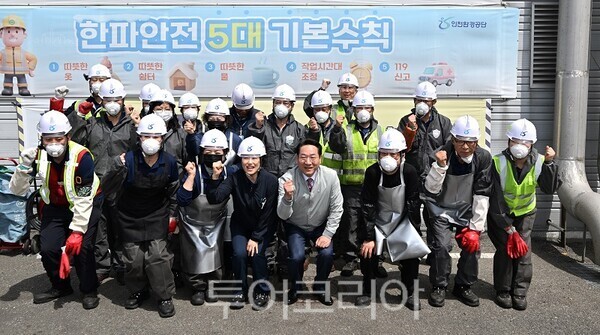 유정복 인천광역시장이 23일 남부권 광역생활자원회수센터에서 직원들을 격려하고 있다.