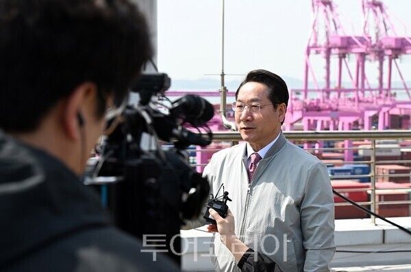 유정복 인천광역시장이 23일 선광 신컨테이너터미널에서 수출 상황 점검을 마치고 언론인터뷰를 하고 있다.