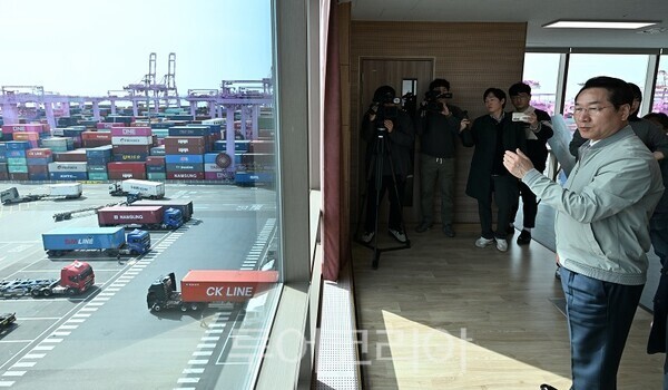 유정복 인천광역시장이 23일 선광 신컨테이너터미널에서 수출 상황 등을 점검하고 있다.