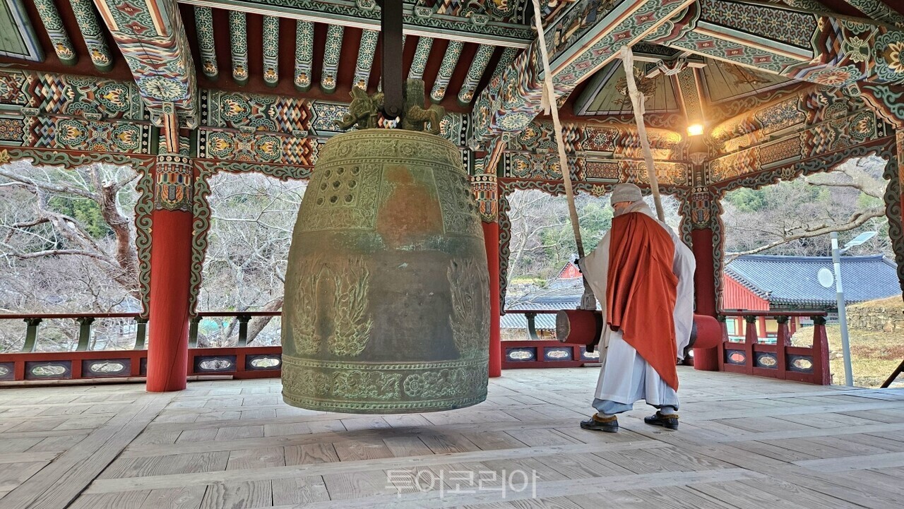 대흥사에서 한 스님이 ‘동안거 해제’ 타종을 치고 있다 사진-투어코리아