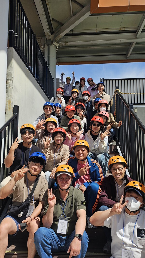 경주시 일원에서 진행된 영양군 공무직 워크숍에서 직원들이 화이팅을 외치고 있다./사진-영양군