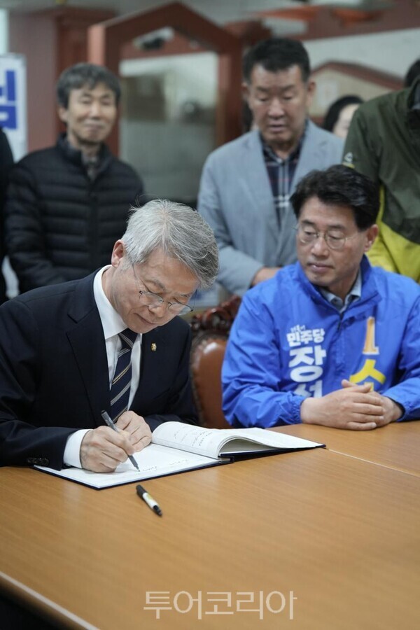 민형배 의원이 지난 22일 소영호 예비후보 선거사무소를 방문했다. /사진-소영호 예비후보