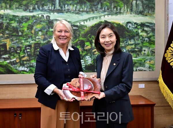 기념품 교환(사진 오른쪽 최호정 서울특별시의회 의장) /사진=서울시의회