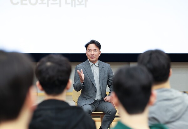 올해 신입사원들과 대화를 나누고 있는 김택진 엔씨 대표(사진=엔씨소프트 제공)