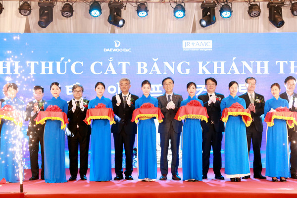 지난 22일 하노이에 위치한 스타레이크시티에서 ‘B3CC1 복합개발사업’ 준공식이 열렸다. 사진 왼쪽부터 응우옌 꿕 히앱 베트남건설협회 회장, 쭝 비엣 중 하노이 부시장, 정원주 대우건설 회장, 김윤덕 국토교통부 장관, 한승 대우건설 글로벌인프라본부 본부장, 한만희 해외건설협회 회장, 김복환 KIND 사장(사진=대우건설 제공)