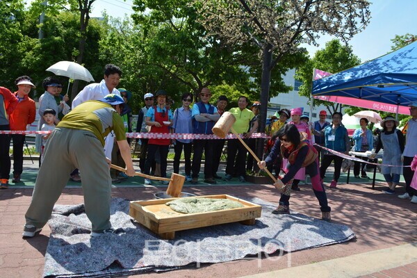 곰취떡매치기 ⓒ투어코리아