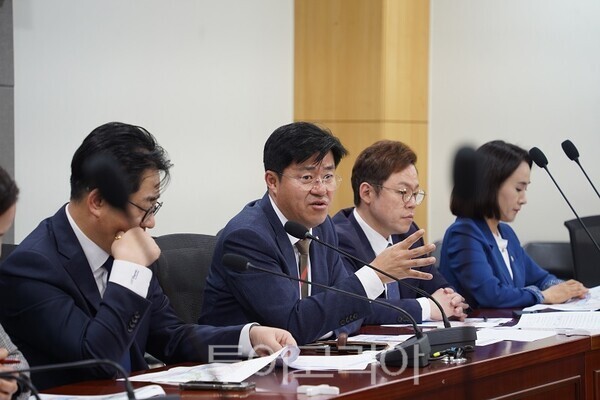 더불어민주당 박상혁 의원이 23일 오후 국회의원회관 제9간담회실에서개최한 ‘계양~강화 고속도로, 김포한강2 콤팩트시티 구간 지하화를 위한 관계기관 현안간담회’에서 발언을 하고 있다.