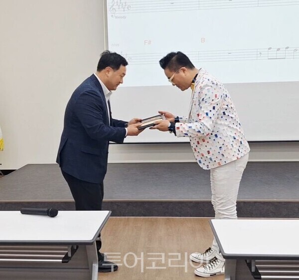 상패를 수여하는 고준호 경기도의원과 가수 김대훈/투어코리아뉴스 김경남 기자