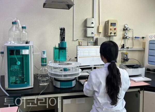 ▲비료 정밀 분석 모습. /사진-논산시