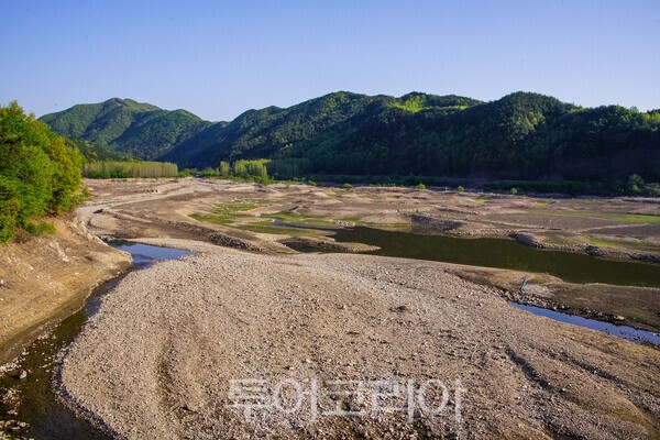 26일 촬영한 용담댐 상류 지역의 모습 / 사진_투어코리아 유지훈 기자