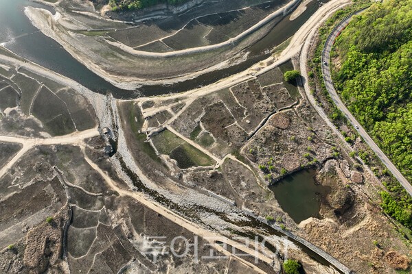 26일 촬영한 하늘에서 본 용담댐 상류 지역의 모습 / 사진_투어코리아 유지훈 기자
