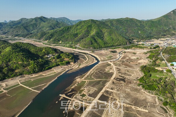 26일 촬영한 하늘에서 본 용담댐 상류 지역의 모습 / 사진_투어코리아 유지훈 기자
