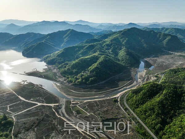 26일 촬영한 하늘에서 본 용담댐 상류 지역의 모습 / 사진_투어코리아 유지훈 기자