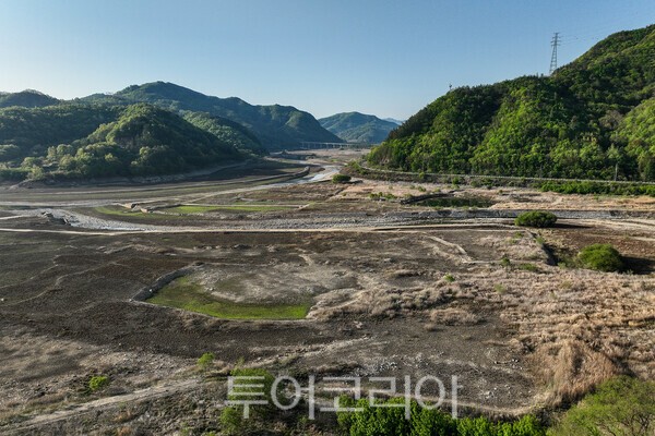 26일 촬영한 용담댐 상류 지역의 모습 / 사진_투어코리아 유지훈 기자