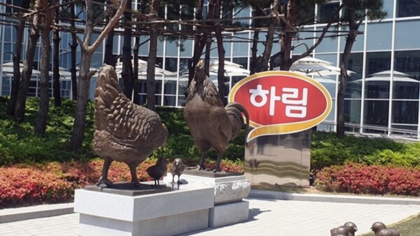 하림의 익산공장 내부에 설치된 닭 조형물(사진=하림푸드)