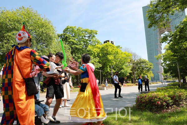경주엑스포대공원에서 아이와 함께 즐거운 시간 보내는 가족/사진=경북문화관광공사