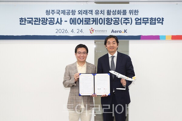 한국관광공사-에어로케이항공 업무협약 체결(왼쪽부터 공사 박성혁 사장, 에어로케이항공 강병호 대표)/한국관광공사 제공