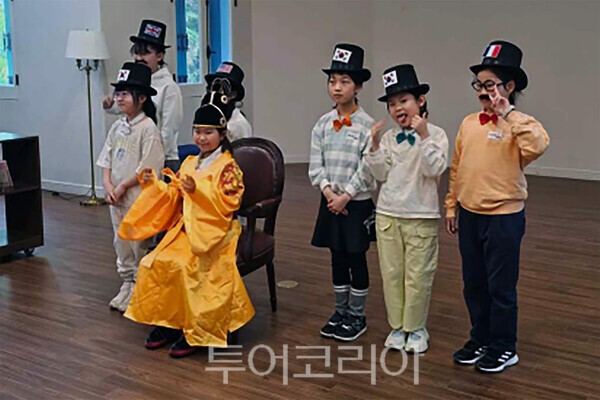 사진_석조전에서 만난 세계 체험모습, 궁능유적본부 덕수궁관리소 제공