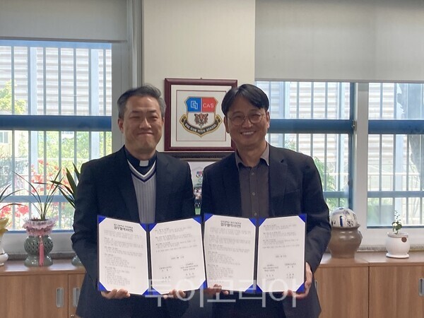 인천대학교 HUSS 포용사회이니셔티브가 지난 24일 인천대건고등학교와 AI·데이터 리터러시 기반 교육 협력을 위한 업무협약(MOU)을 체결하고 있다.