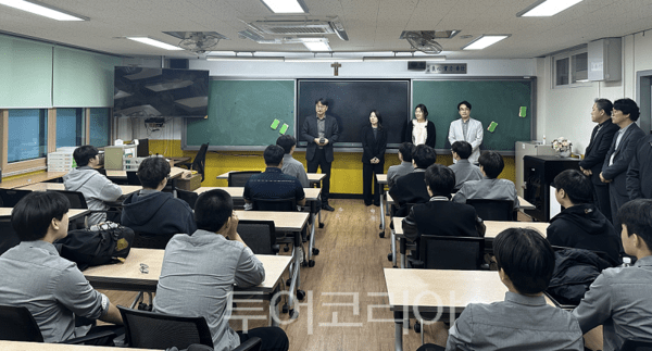 난 24일 인천대학교 HUSS 포용사회이니셔티브가 프로그램 참여 학생들이 참석한 가운데 상견례를 진행하고, 인천대학교 관계자들과 함께 향후 멘토링 프로그램 운영에 대한 안내 및 상호 교류의 시간을 갖고 있다.