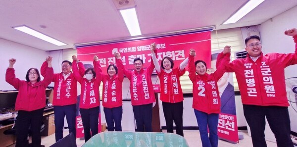 전진선 양평군수 후보(가운데)와 도.군의원 후보자/투어코리아뉴스 김경남 기자    사진 김경남 기자