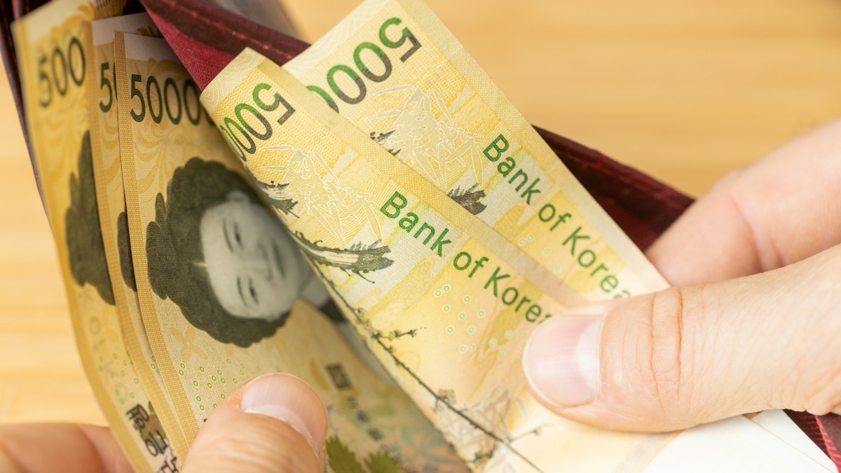 지갑에서 한국 지폐 5만 원권을 꺼내는 모습. / Andrzej Rostek-shutterstock