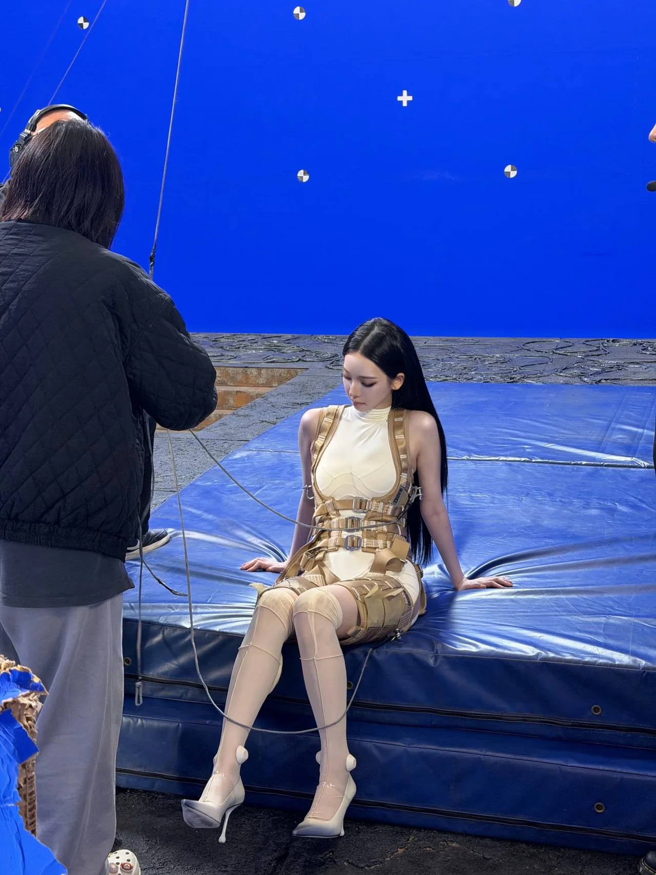 뮤직비디오 촬영 현장 전신 착장 컷 / 사진=카리나 인스타그램 (@katarinabluu)