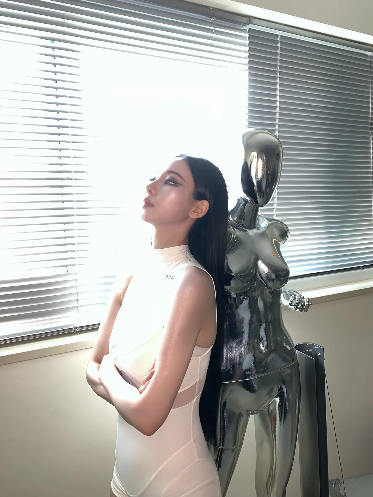 블루스크린 촬영 현장, 화이트 바디슈트 + 골드 하네스 아머 스타일 의상 / 사진=카리나 인스타그램 (@katarinabluu)