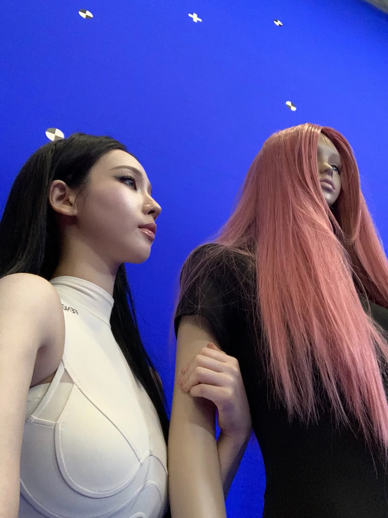 분홍 머리 마네킹과 투샷, 블루스크린 배경 / 사진=카리나 인스타그램 (@katarinabluu)