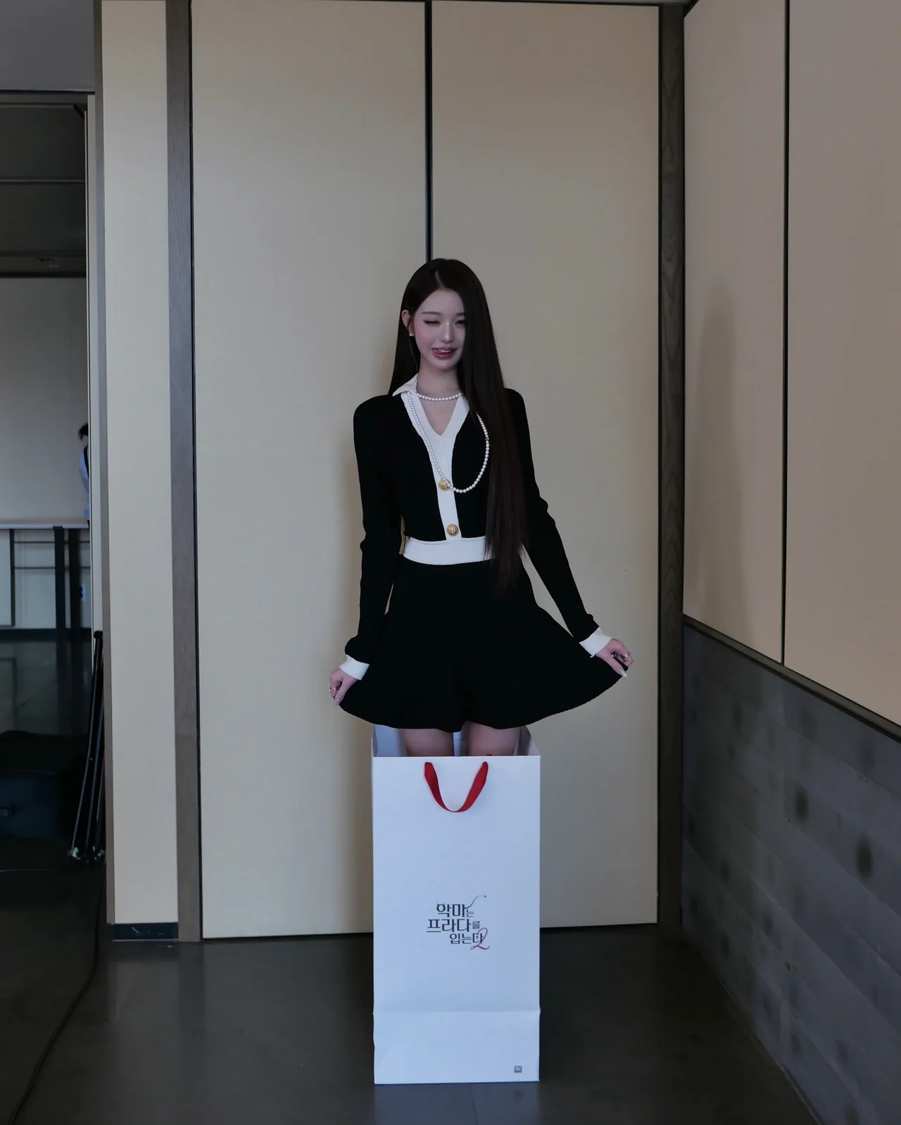 블랙 트위드 미니 수트 룩의 장원영 / 사진=장원영 인스타그램 (@for_everyoung10)