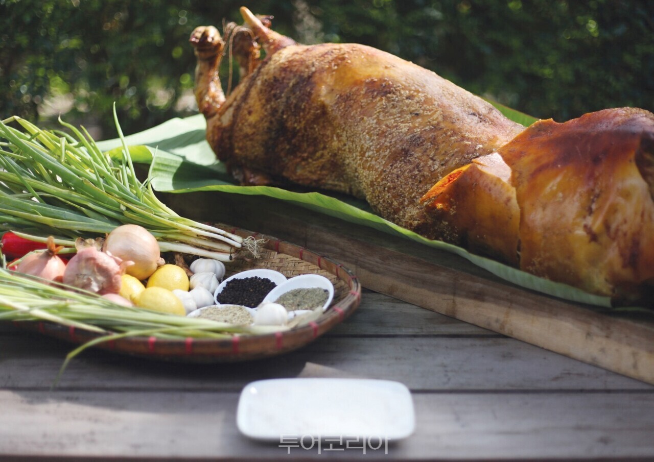 통째로 구워 겉은 바삭하고 속은 촉촉한 돼지고기 요리 필리핀 대표 음식 레촌/ 사진-필리핀관광부