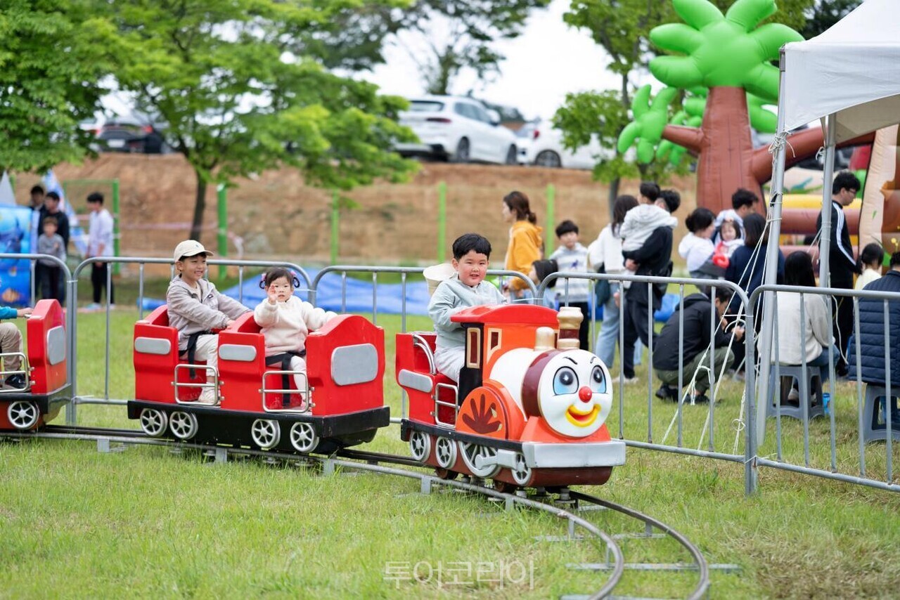 해남공룡대축제에서 순환열차를 타고 좋아하는 아이들/사진-해남군