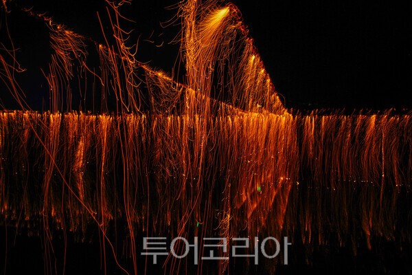 ​무주안성 두문마을의 낙화놀이 장면_사진 / 투어코리아 유지훈 기자