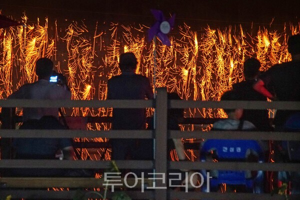 ​무주안성 두문마을의 낙화놀이 장면_사진 / 투어코리아 유지훈 기자​